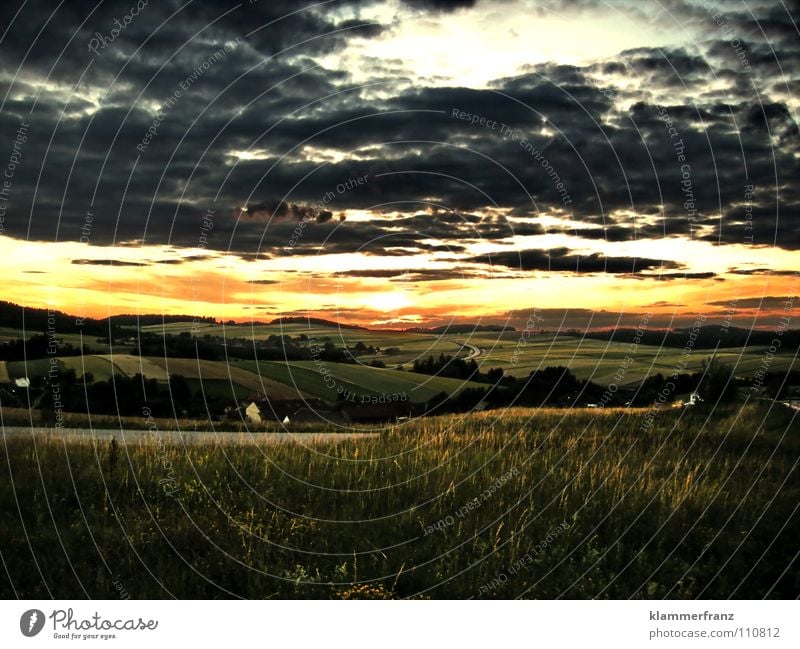 Hinter den sieben 7 Sonnenuntergang Haus Nacht Dämmerung Wolken dunkel Gras Weizen Gerste Feld Ackerbau Landwirtschaft Österreich Bundesland Niederösterreich