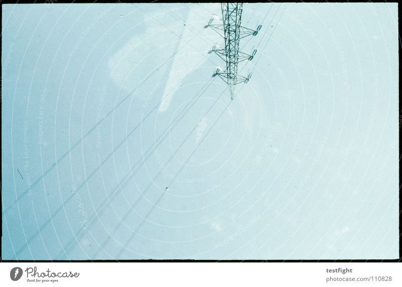inside Kabel Elektrizität auf dem Kopf Reflexion & Spiegelung Himmel Autobahn Bewegungsunschärfe körnig Industrie wire blau aus dem fenster power supply sky