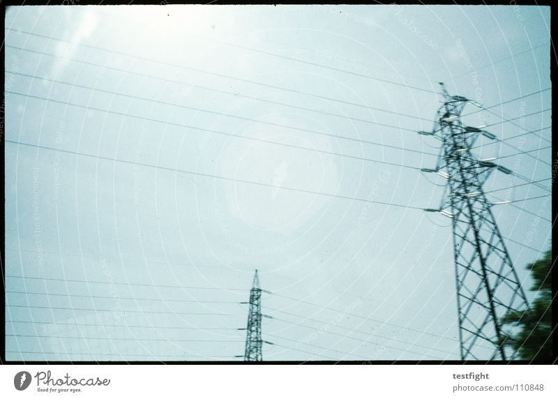 outside Kabel Elektrizität Reflexion & Spiegelung Himmel Autobahn Bewegungsunschärfe körnig Licht Sonnenlicht Schönes Wetter Industrie wire blau aus dem fenster
