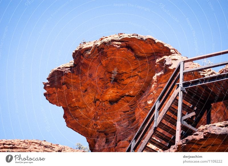 Überragender Roter Felsen, mit im Vordergrund eine Treppe im Kings Canyon und blauem Himmel. Freude ruhig Ferien & Urlaub & Reisen Umwelt Urelemente Sommer