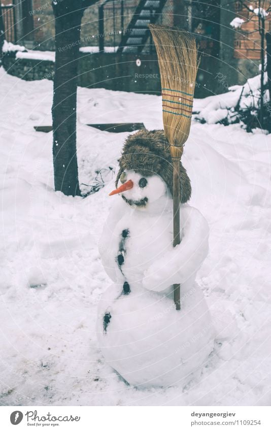 Schneemann im Hof Freude Glück Gesicht Spielen Winter Feste & Feiern Mann Erwachsene Schal Hut Lächeln authentisch weiß kalt Möhre Jahreszeiten Weihnachten Nase