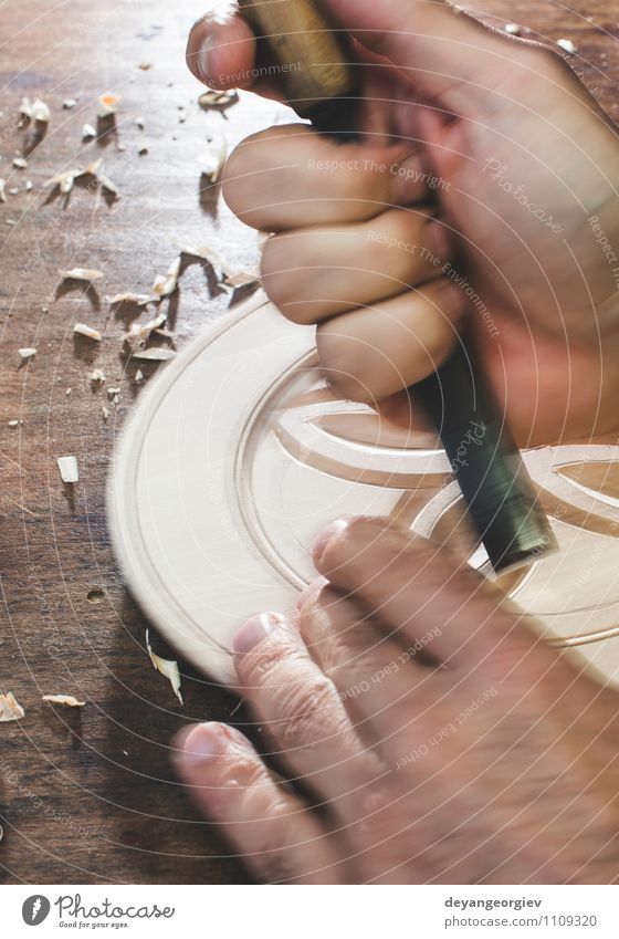 Hände des Holzschnitzers machen Holzschale Dekoration & Verzierung Arbeit & Erwerbstätigkeit Handwerk Werkzeug Mensch Mann Erwachsene Kunst alt Tradition
