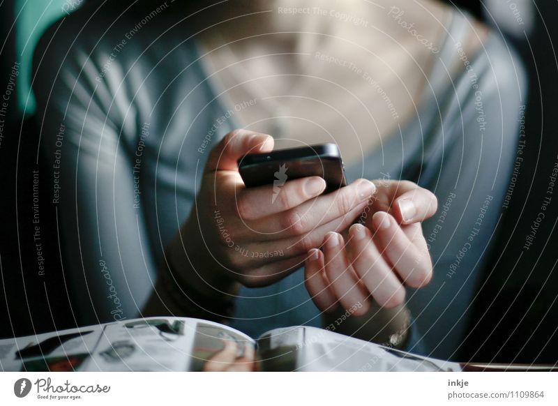 Die Hände einer jungen Frau, die ein Smartphone hält Lifestyle Freizeit & Hobby Funktelefon PDA Unterhaltungselektronik Internet Mädchen Junge Frau Jugendliche