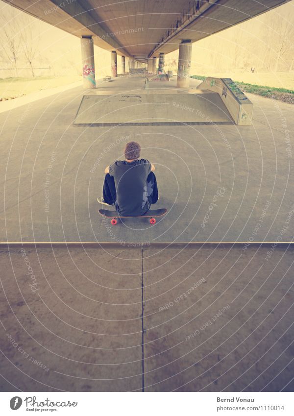 flucht• Sport Skateboard Skateboarding Skateplatz Extremsport 1 Mensch 45-60 Jahre Erwachsene hell braun grau schwarz Pause sitzen ruhen einzeln Einsamkeit