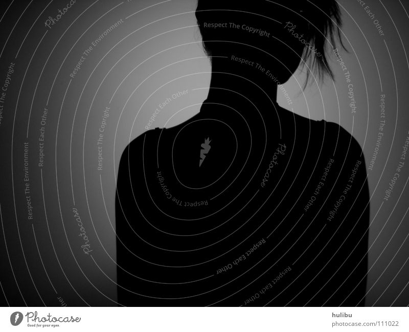 Schattenfrau Frau schwarz weiß Wand Konzentration Kraft Schwarzweißfoto Schattenwand Mensch Brustbild hulibu