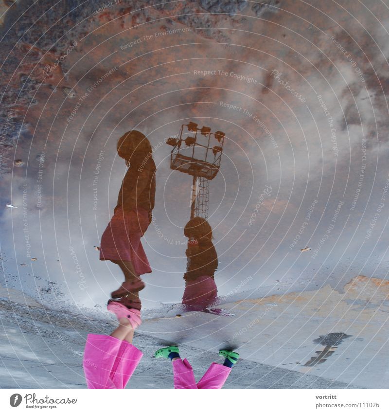 2 h vor der abreise Kind Mädchen Reflexion & Spiegelung Pfütze rosa Stil verkehrt Wolken Spaziergang grau Tochter Scheinwerfer Rost Himmel trashig Straße