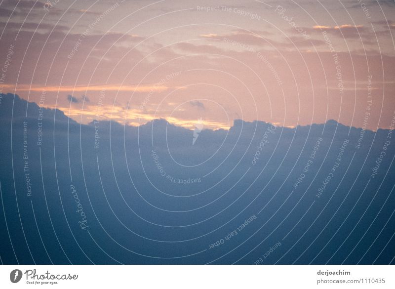 Ein großes Wolkenband beim Sonnenaufgang am Pacific. Freude ruhig Freizeit & Hobby Ausflug Sommer Natur Urelemente Sonnenuntergang Schönes Wetter Strand Meer