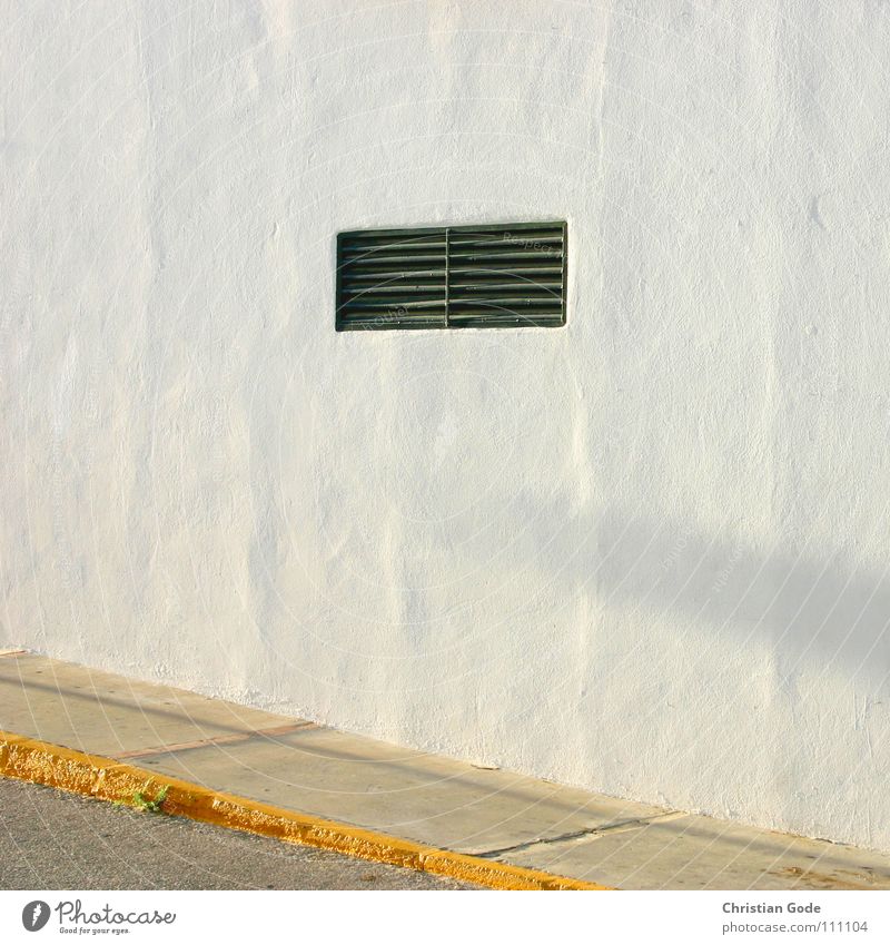 Lüftungsfenster bei Abendstimmung Bürgersteig Bordsteinkante Wand Spanien Andalusien weiß gelb Steigung Haus parken fahren Fußgänger Besucher Dämmerung Beton