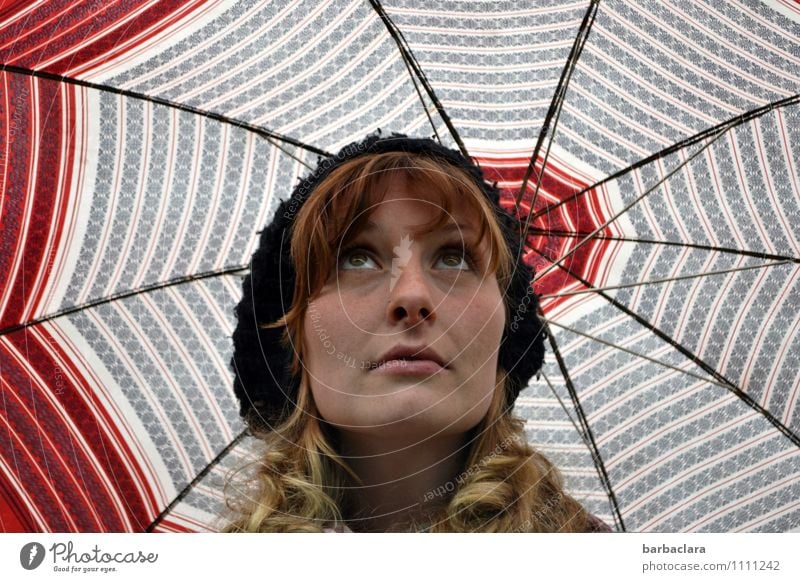 Dieses Regenwetter! Mensch feminin Frau Erwachsene Kopf 1 18-30 Jahre Jugendliche Wetter Regenschirm Mütze blond langhaarig Locken Blick Gefühle Zufriedenheit