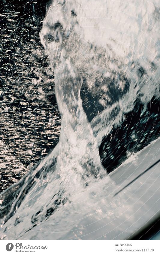 Wasser in Bewegung Schiffsbug spritzen Wellen Wasserfahrzeug Meer Sportboot Segelboot geschnitten Oberkörper gleiten Wasserspritzer See Spielen Europa Erfolg