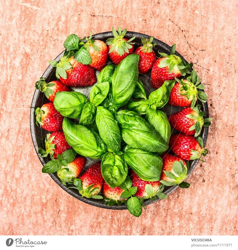 Erdbeeren und Basilikum in grauer Teller Lebensmittel Frucht Dessert Ernährung Frühstück Bioprodukte Vegetarische Ernährung Diät Schalen & Schüsseln Stil Design
