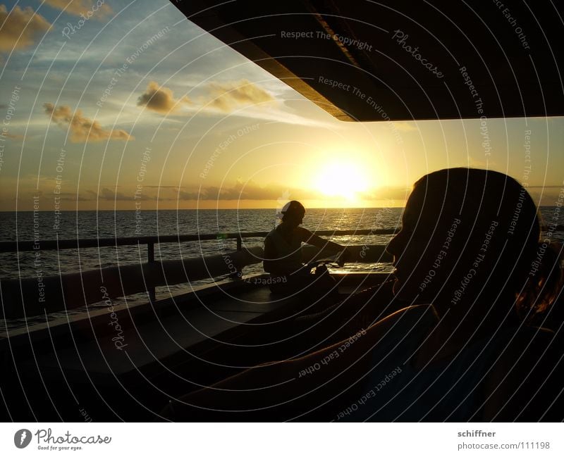 Sunset on board Wasserfahrzeug Meer Reling Abendsonne Sonnenuntergang Wolken See Indischer Ozean Seychellen Horizont Frau Erholung genießen lesen