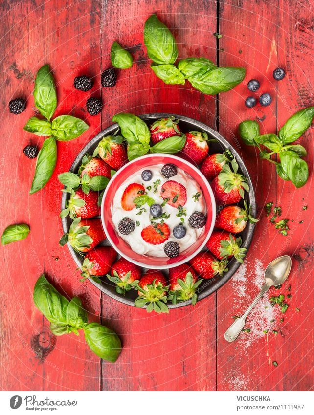 Erdbeeren mit Basilikum , Beeren,Quark und Zucker. Lebensmittel Frucht Dessert Süßwaren Kräuter & Gewürze Ernährung Frühstück Bioprodukte Vegetarische Ernährung