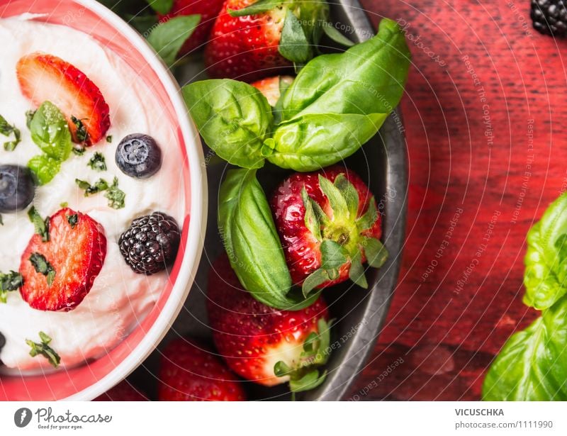 Joghurt mit frische Sommer Beeren Lebensmittel Frucht Dessert Ernährung Frühstück Bioprodukte Vegetarische Ernährung Diät Milch Teller Schalen & Schüsseln