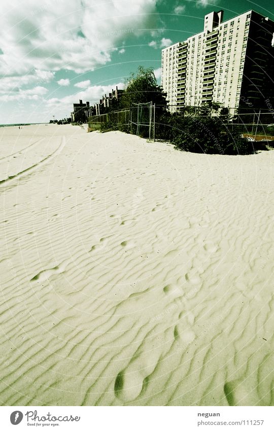 coney island 4 Strand Sommer Wolken Haus Hochhaus Weitwinkel grün Amerika New York City Meer Russen Fußspur Ferien & Urlaub & Reisen Sand verzehrt blau turkis