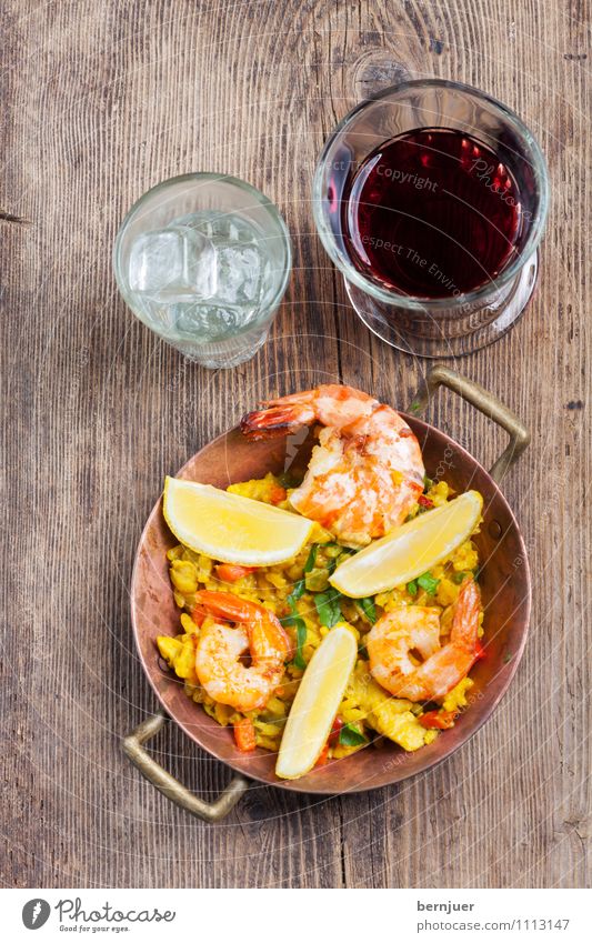 Paella was her wish Lebensmittel Fleisch Meeresfrüchte Suppe Eintopf Ernährung Bioprodukte Slowfood Topf Glas Billig gut Ehrlichkeit Spanien Rotwein Weinglas