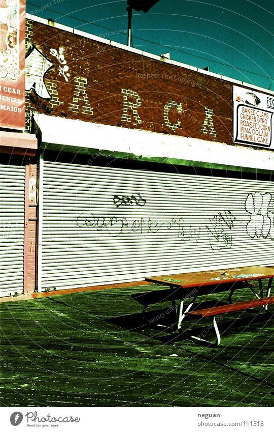 coney island 5 Amerika New York City Fassade geschlossen Ladengeschäft Tisch rot braun Backstein Holz leer ausgestorben Sommer Physik heiß street Bank grafitti