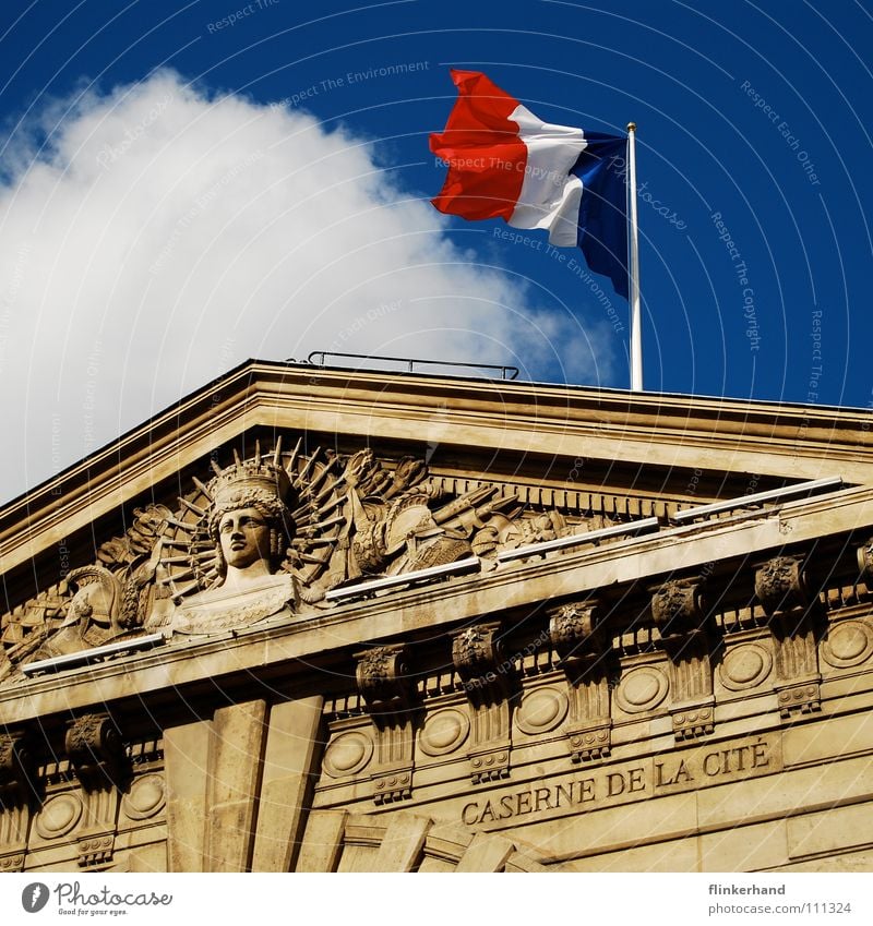 liberté égalité fraternité Haus Himmel Wolken Gebäude Dach Fahne historisch blau Paris Frankreich Tricolore Sechseck antik Dachgiebel Monarchie Unterdrückung