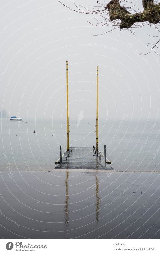 Durchgang Küste Seeufer Schifffahrt Bootsfahrt Jacht Hafen trist Anlegestelle Steg Regen feucht nass Reflexion & Spiegelung Farbfoto Gedeckte Farben