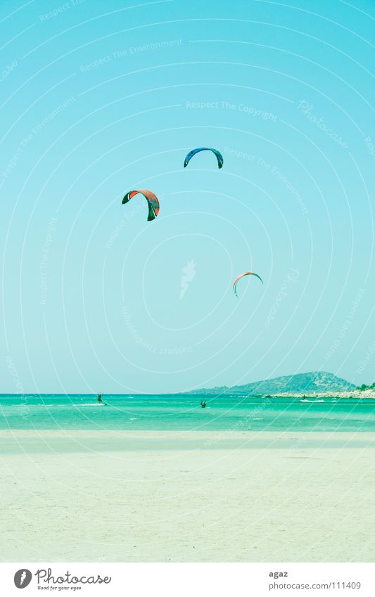 Kitesurfing festhalten Freizeit & Hobby Hochformat Mann Meer stehen Surfbrett Surfen Ferien & Urlaub & Reisen Wassersport Kreta Strand Sommer heiß transpirieren