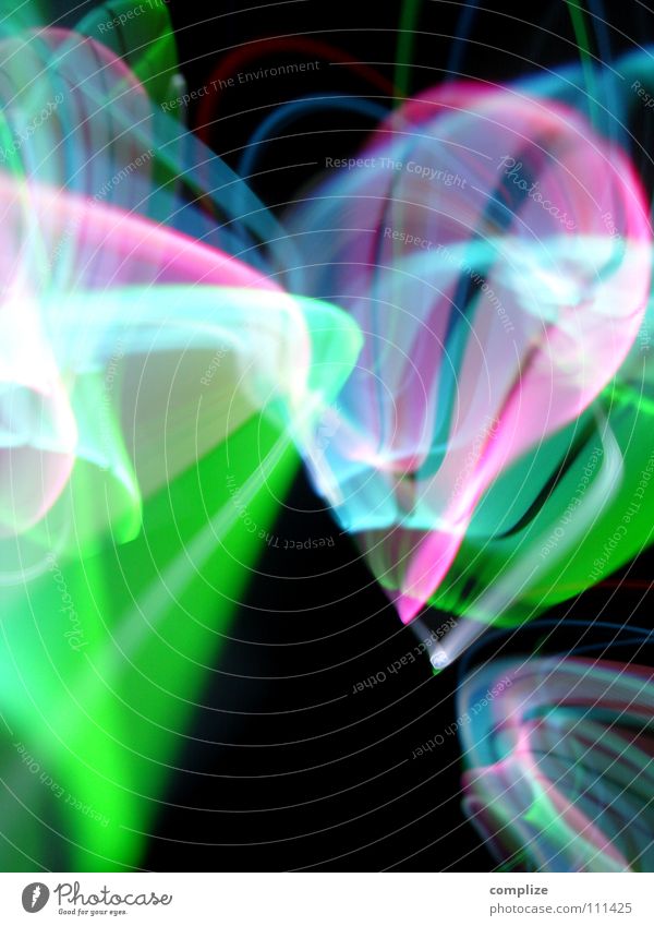 Rausch 04 Rauschmittel LSD Streifen Licht zart elektronisch Lichtschlauch Schlauch schwarz virtuell online violett grün Unschärfe Langzeitbelichtung Belichtung