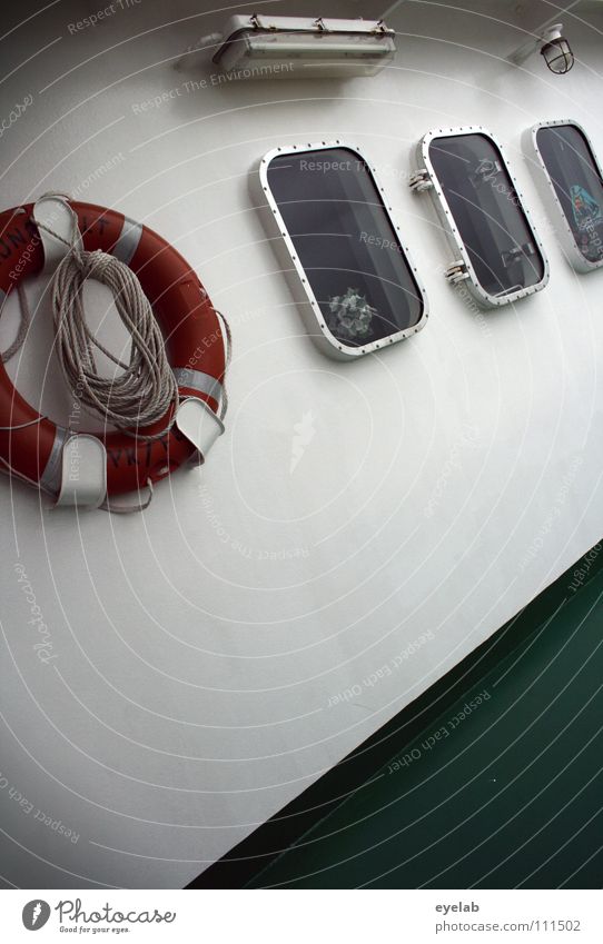 Sicherheitsgewährleistung auf Seereisen jetzt auch für Spanner Wasserfahrzeug Frachter Fähre Verkehr Meer Wellengang Sturm Rettungsring Fenster grün Stahl weiß
