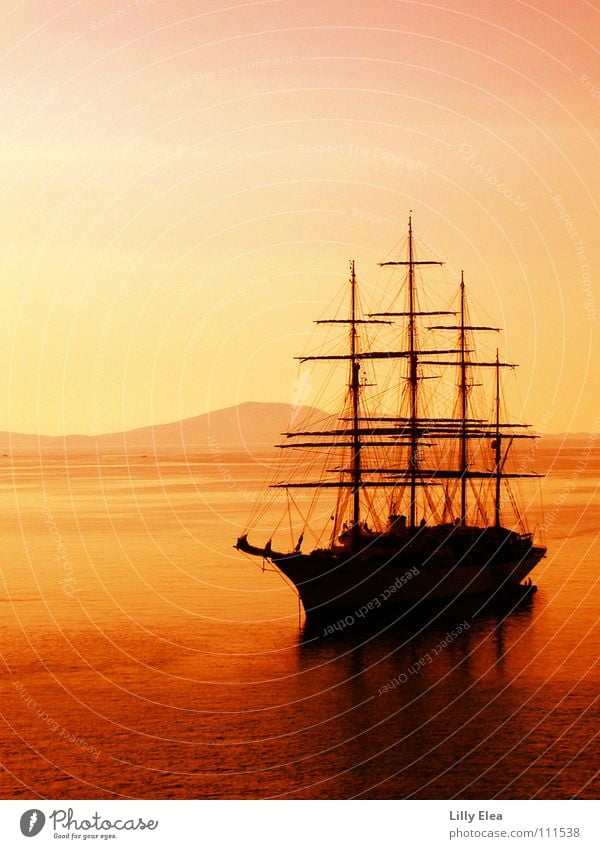 bateau dans le rouge Wasserfahrzeug Meer Sonnenuntergang rot Pirat gelb Abenteuer Griechenland Farbe orange Strommast Abend Beleuchtung Abenddämmerung Schatten