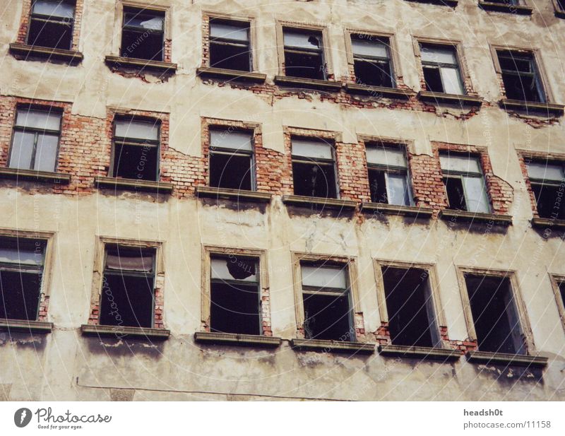 Ex DDR Haus kaputt Gebäude Fenster Mauer historisch verfallen Schaden kaputtes glas