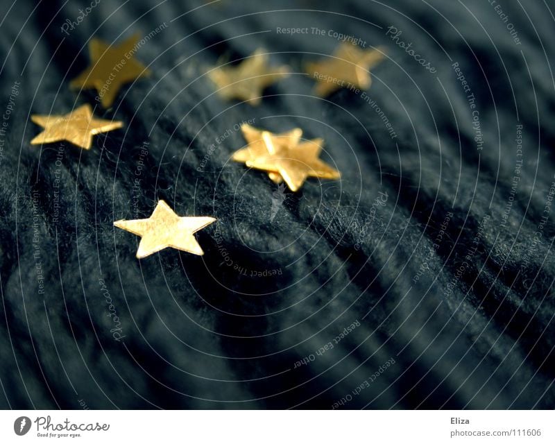 Goldene Sterne auf blauem Stoff. Weihnachten & Advent Europa Stern (Symbol) Wellen Winter Faser schimmern Symbole & Metaphern verschönern Starruhm glänzend