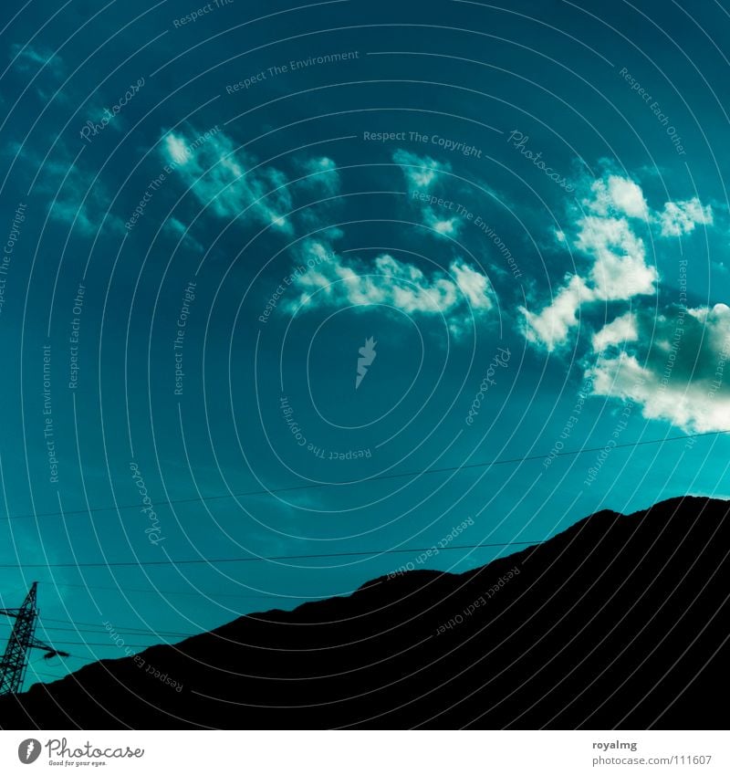 Außenseiter Wolken schwarz Gipfel weiß Elektrizität Hochspannungsleitung Strommast Industrie Sommer Berge u. Gebirge Himmel blau Leitung Energiewirtschaft