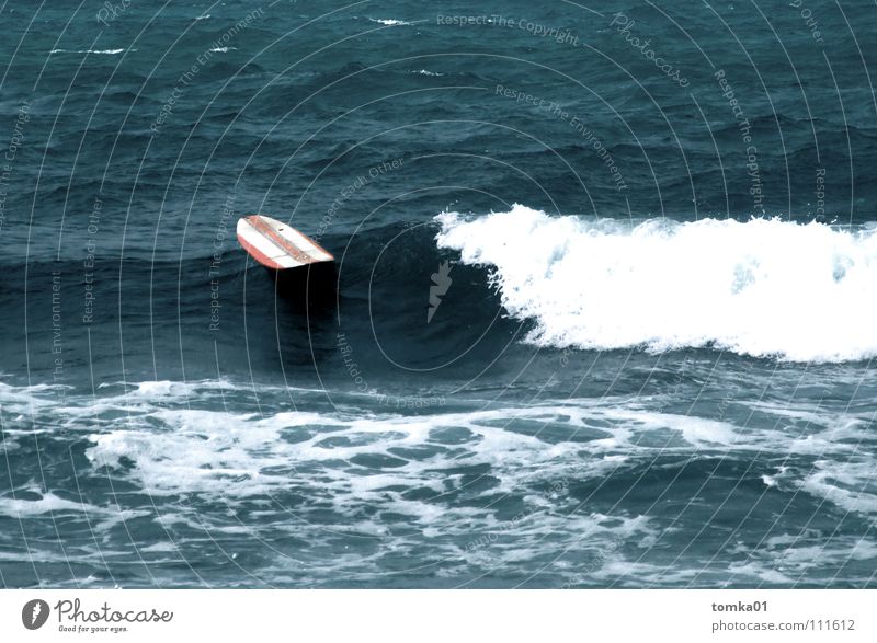 Open Water Surfbrett rot gestreift Wassersport tauchen nass Meer Europa Wellen Surfen Spanien Haifisch gefährlich ertrinken vermissen untergehen Unfall