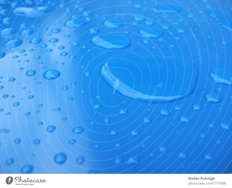 blau hell-blau Verlauf Wasser Wassertropfen Spiegel Regen Lack blue Strukturen & Formen Glätte Farbe Wetter Tropfen