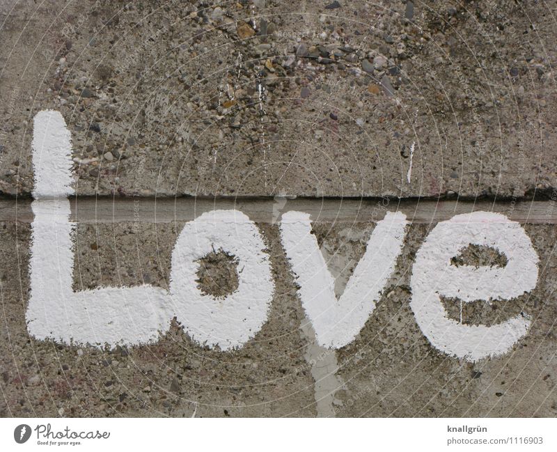 Love Mauer Wand Fassade Schriftzeichen Graffiti Kommunizieren Stadt grau weiß Gefühle Liebe Verliebtheit Farbfoto Außenaufnahme Menschenleer Textfreiraum oben