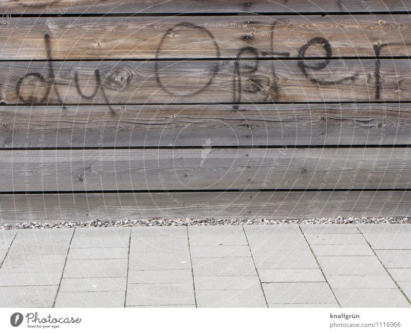 du Opfer Mauer Wand Fassade Holzwand Schriftzeichen Kommunizieren Stadt braun grau schwarz Gefühle Feindseligkeit Aggression Gewalt Hass Angst bedrohlich