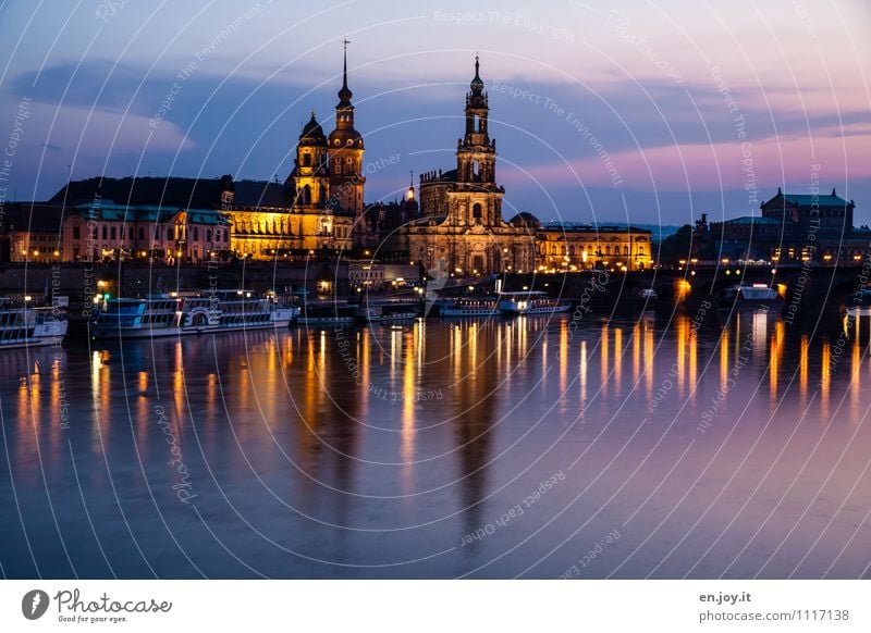 300 | Festbeleuchtung Ferien & Urlaub & Reisen Tourismus Ausflug Sightseeing Städtereise Nachtleben Fluss Elbe Dresden Sachsen Deutschland Stadt Skyline Kirche