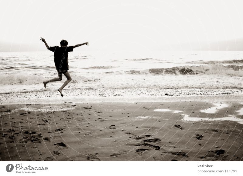 home Meer springen Applaus Heimweh Fernweh Strand schwarz weiß Stimmung Freude Schwarzweißfoto Sepia Sand