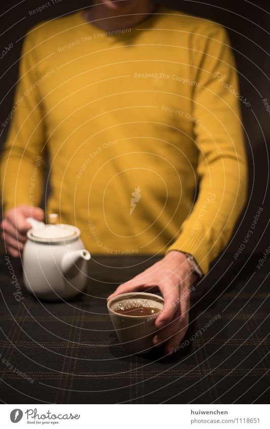 genießen Sie den Tee trinken Becher Teetasse Teekanne Tischwäsche Lifestyle elegant Erholung Mann Erwachsene Hand Finger 1 Mensch Freundlichkeit Fröhlichkeit
