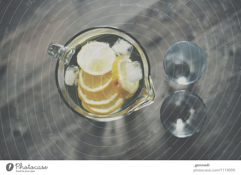 Zitronen Wasser Lebensmittel Getränk trinken Erfrischungsgetränk Trinkwasser Limonade gelb kalt Glas Karaffen Eiswürfel Farbfoto Innenaufnahme Studioaufnahme