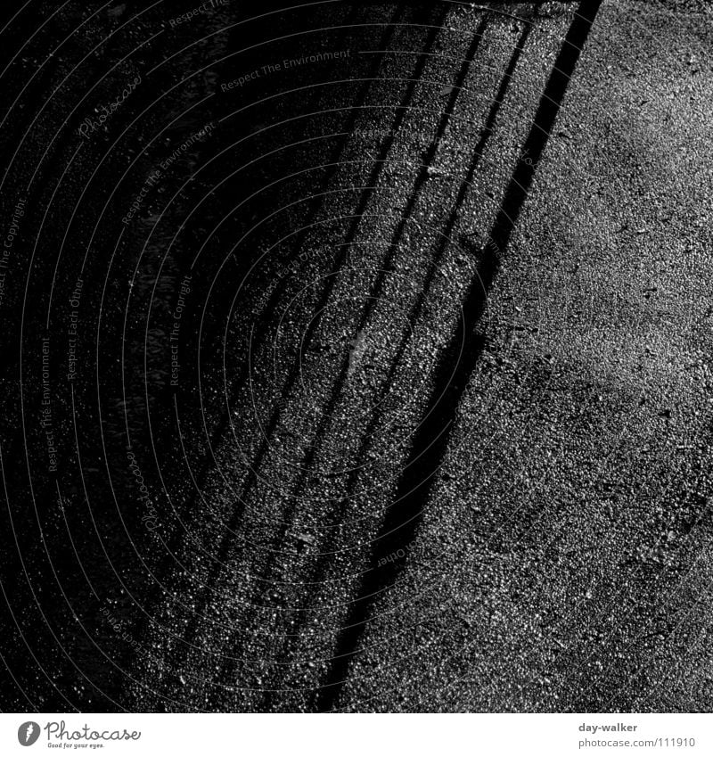 Ying und Yang Belichtung Stimmung dunkel Gitter kalt Schwarzweißfoto Schatten Graffiti