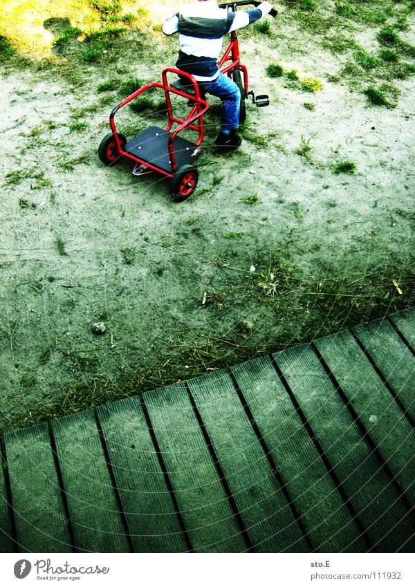 offroad Kind klein fahren Dreirad Gelände Pullover gestreift Sand dreckig Mensch Junge tretauto tretwagen einzeln holprig lenken Außenaufnahme Detailaufnahme