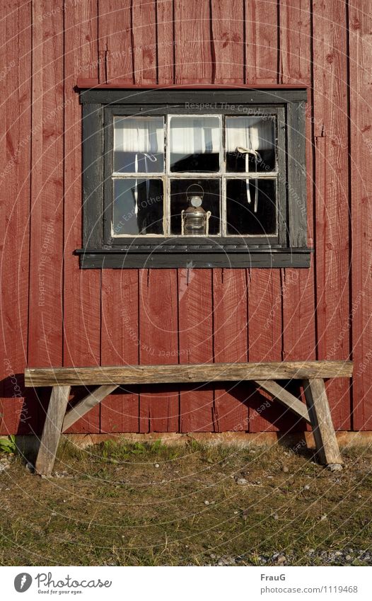 Auf Arbeit... Sommer Haus Bank Gras Menschenleer Fassade Fenster Holz Erholung Häusliches Leben rot Pause Lampe Schleife Skandinavien Farbfoto Außenaufnahme Tag