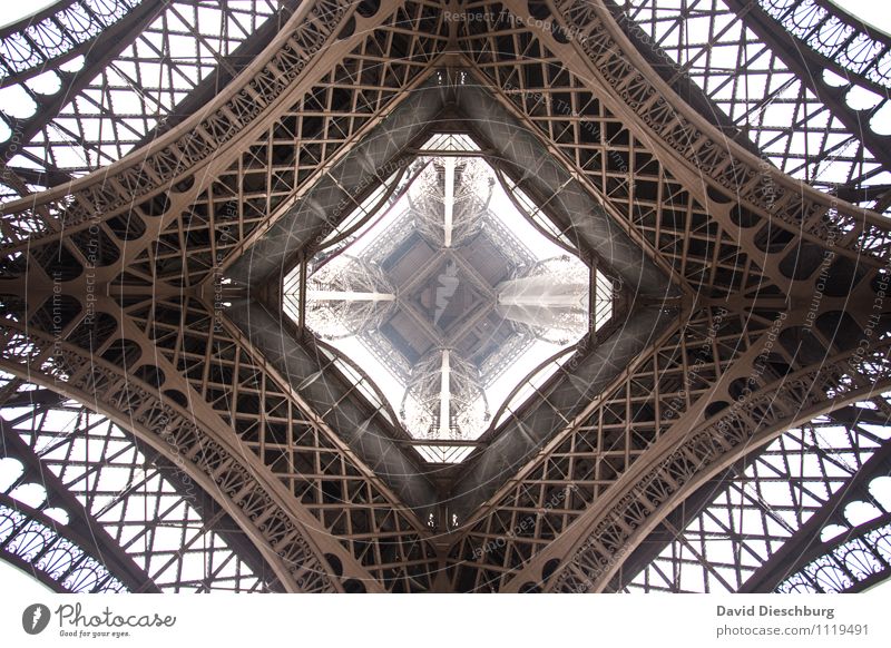 Eiffelturm Ferien & Urlaub & Reisen Tourismus Sightseeing Städtereise Stadtzentrum Turm Bauwerk Sehenswürdigkeit Wahrzeichen Tour d'Eiffel braun schwarz weiß