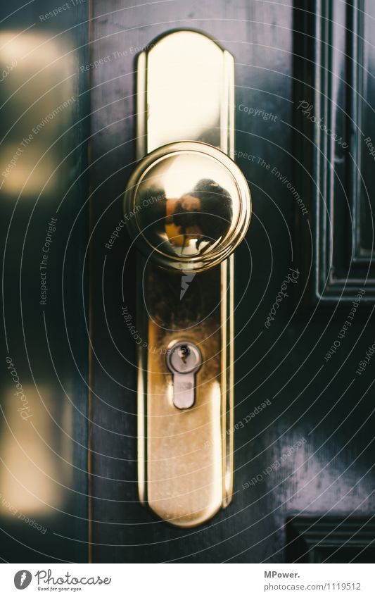 klinke putzen Metall Gold glänzend Autotür Schloss Schlüsselloch Spiegel grün geschlossen Eingang Sicherheit aussperren ausgeschlossen Holztür Griff Wohnung