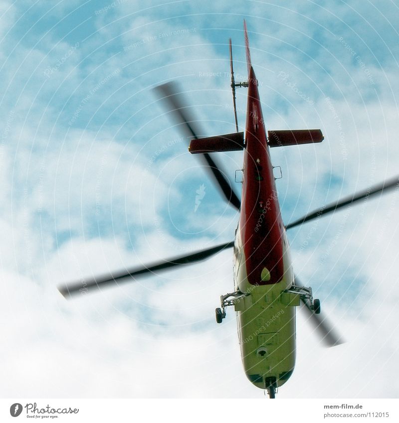helipepe Hubschrauber Flugzeug Notarzt Arzt Rettung Lebensrettung Wolken Schweben fliegen orange blau Blauer Himmel flugerät Rotor crash fliegende Ärzte