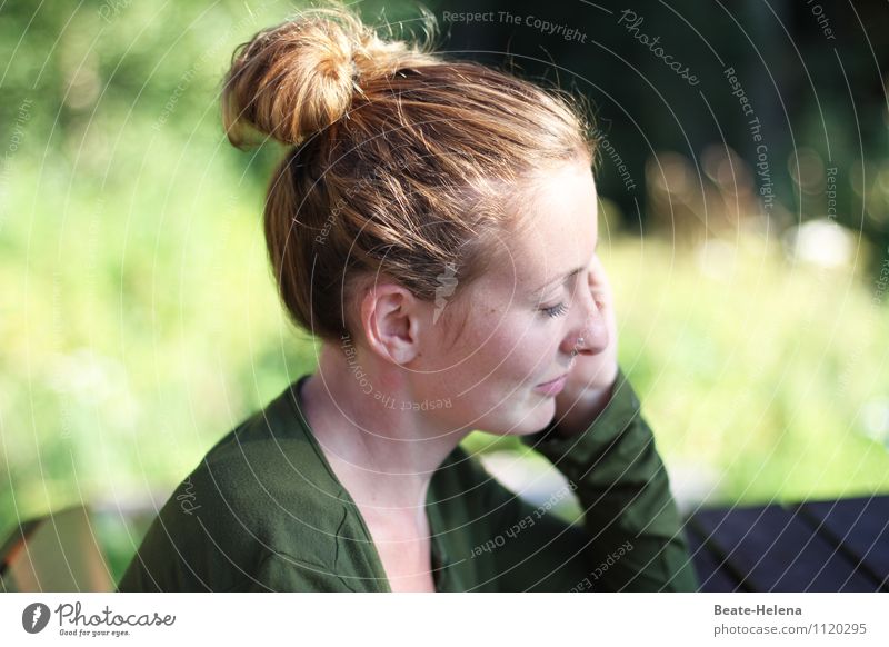 Sonnenhungrig schön Sonnenbad Junge Frau Jugendliche Kopf Haare & Frisuren 18-30 Jahre Erwachsene Natur Pflanze Frühling Gras Grünpflanze Pullover blond