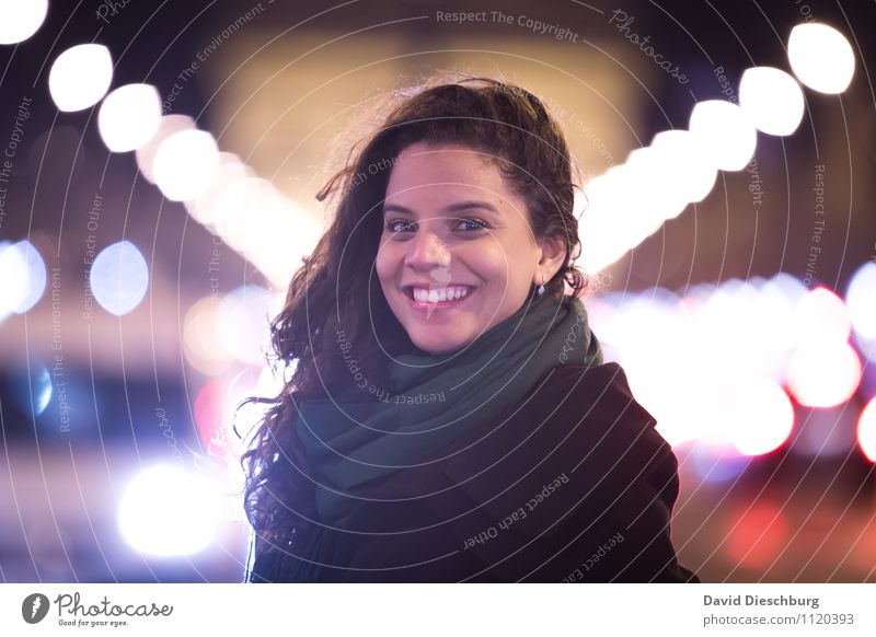Auf der Champs-Élysées feminin Junge Frau Jugendliche Erwachsene Gesicht 1 Mensch 18-30 Jahre Hauptstadt Stadtzentrum Fußgängerzone Sehenswürdigkeit Denkmal