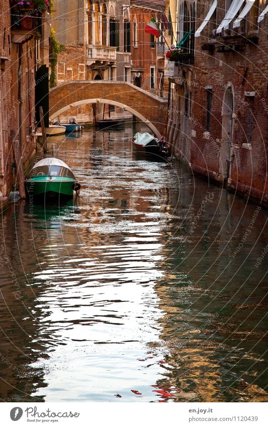 Wasserstraße Ferien & Urlaub & Reisen Tourismus Ausflug Sightseeing Städtereise Sommer Sommerurlaub Kanal Venedig Italien Stadt Hafenstadt Altstadt Menschenleer