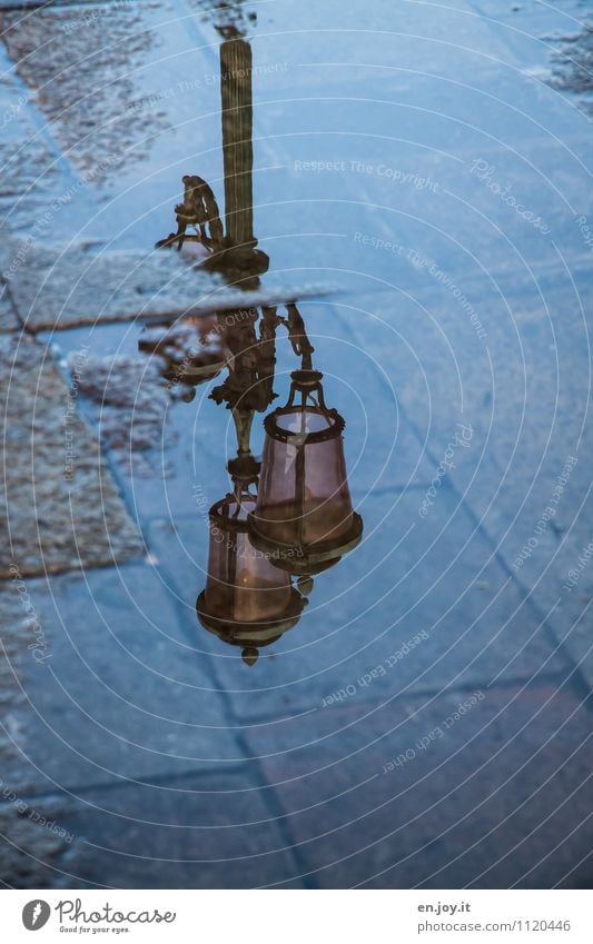 Wasserzeichen Straßenbeleuchtung Pfütze Venedig Wege & Pfade Flüssigkeit nass Romantik Traurigkeit Sorge Trauer Tod Liebeskummer Sehnsucht Einsamkeit Hoffnung