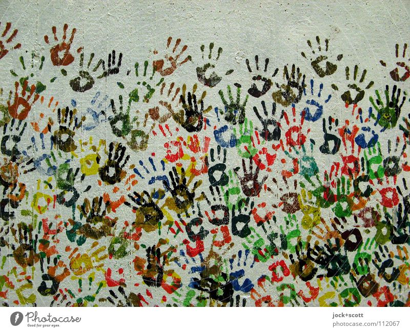 Hand in Hand Freude Straßenkunst Wand Abdruck berühren Zusammensein viele Gesellschaft (Soziologie) Inspiration komplex Kreativität Teamwork Partizipation