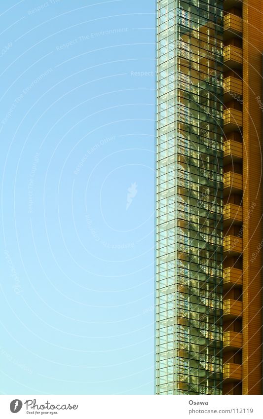 Treppenhaus mit Ausblick Gebäude aufsteigen Fassade Glasfassade vertikal Hochhaus Detailaufnahme Fluchttreppenhaus Abstieg modern Himmel blau Architektur